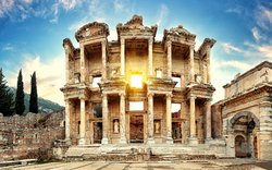 Fassade der antiken Celsus-Bibliothek in Ephesus