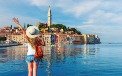Weibliche Touristin in Kroatien – Reisen, Urlaub, Tourismuskonzept