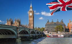 Big Ben und das Parlamentsgebäude mit einem Schiff in London