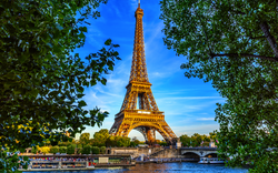 Eiffelturm und Seine bei Sonnenuntergang in Paris
