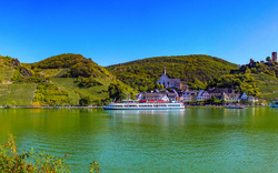 Mosellandschaft bei Beilstein mit Burg Metternich