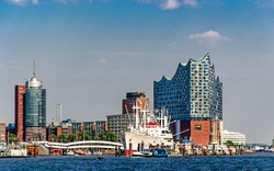 Hamburger Hafen mit Elbphilharmonie