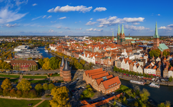 Blick auf die Salzspeicher und das Holstentor in Lübeck