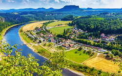 Ansicht auf Rathen von der Bateibrücke in der Sächsischen Schweiz, Deutschland