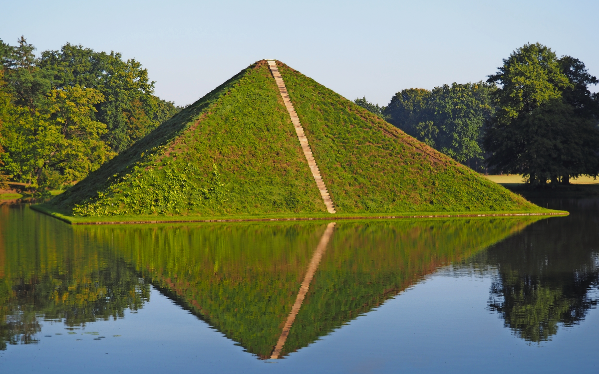 Seepyramide im Schlosspark Branitz in Cottbus