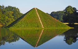 Seepyramide im Schlosspark Branitz in Cottbus