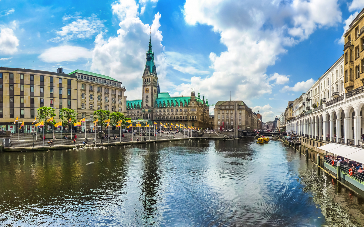 die Alsterarkaden und das Hamburger Rathaus an der Kleinen Alster, Deutschland
