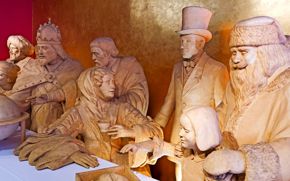 Figuren verschiedener Geschichtsepochen aus Marzipan modelliert