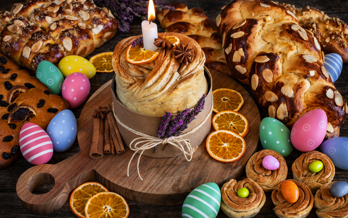Osterbrötchen und Ostereier auf dem Tisch