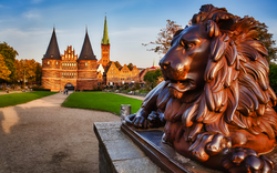 Lübecker Holstentor mit Löwe