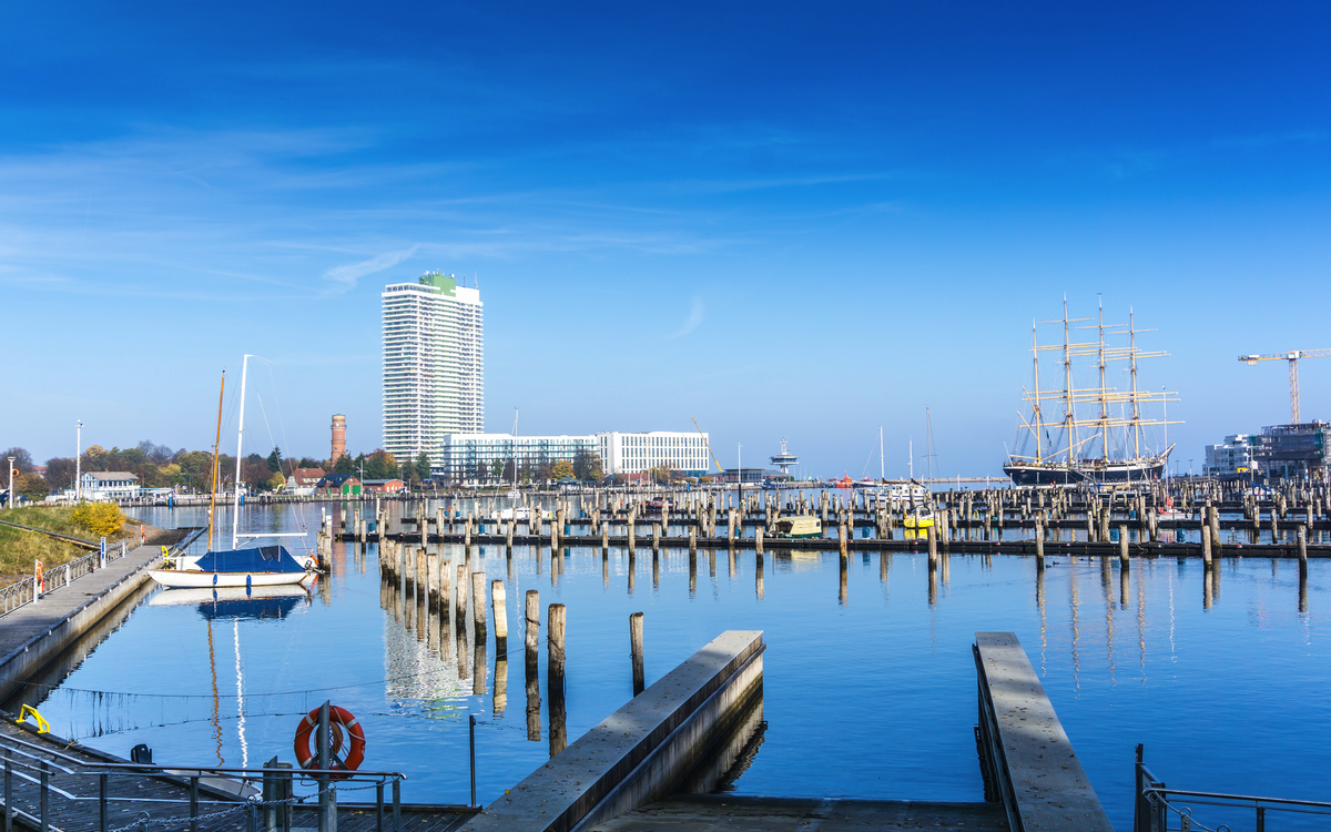 Lübeck-Travemünde mit seinem Yachthafen, den neuen Wohnanlagen und den Viermastschiffen