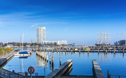 Lübeck-Travemünde mit seinem Yachthafen, den neuen Wohnanlagen und den Viermastschiffen