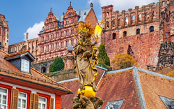 Statue der Madonna mit Kind in der Kornmarkt mit Heidelberger Schloss
