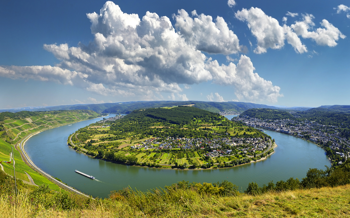 Panoramablick auf die größte Rheinschleife
