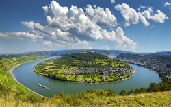 Panoramablick auf die größte Rheinschleife