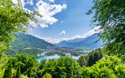 Blick auf den Lago di Levico im Trentino, Italien