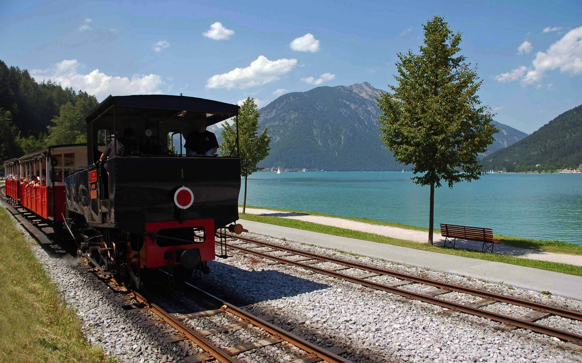 Achensee in Tirol mit Achenseebahn nahe Pertisau