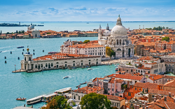 Panorama-Luftaufnahme der Stadt Venedig mit Santa Maria della Salute