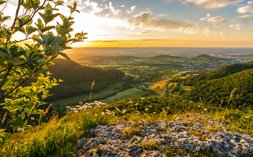 Sonnenuntergang über einem Felsvorsprung in den Schwäbischen Alpen in Süddeutschland