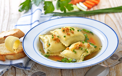 Gemüsebrühe mit deftigen schwäbischen Maultaschen