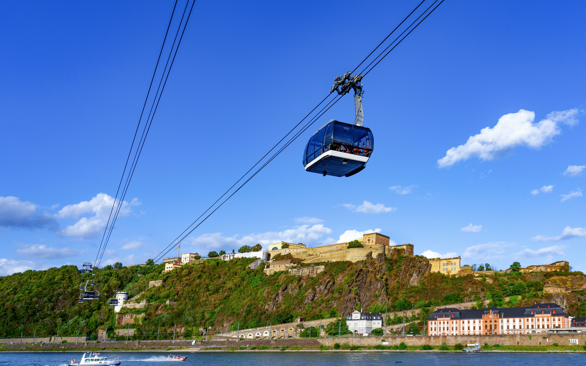 Koblenz mit Seilbahn und Festung Ehrenbreitstein am Rhein