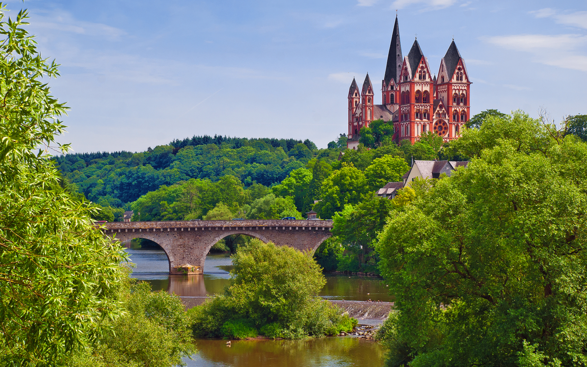 Limburger Dom und Alte Lahnbrücke mit wilder Flusslandschaft