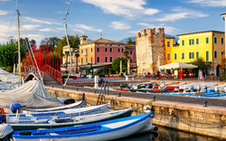 Boote im Altstadthafen von Bardolino
