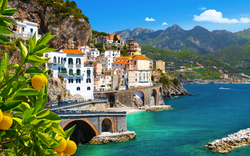 Aussicht auf Amalfi an der Mittelmeerküste mit Zitronen