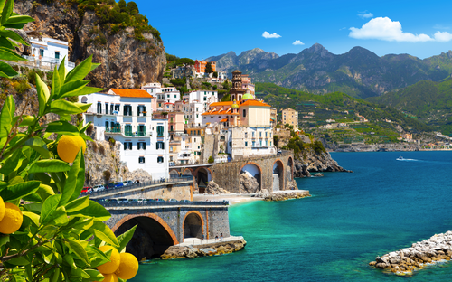 Aussicht auf Amalfi an der Mittelmeerküste mit Zitronen