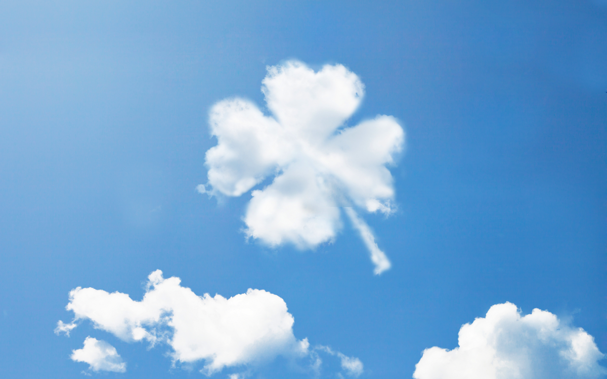 Glücksklee als Wolken am Himmel