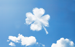 Glücksklee als Wolken am Himmel