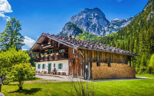 Traditionelles Bauernhaus in den Alpen im Sommer