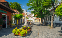 Szenische Ansicht der alten Stadt von Szentendre,Ungarn am sonnigen Sommertag