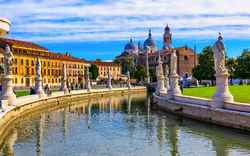 Blick auf den Kanal mit Statuen auf dem Platz Prato della Valle und die Basilika Santa Giustina in Padua