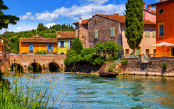Blick auf den Fluss Mincio und das idyllische Dorf Borghetto