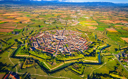 Luftbild von Palmanovas sternförmiger Stadtmauer