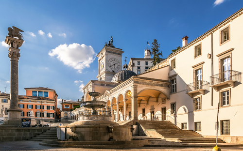 der Piazza Libertà mit dem Uhrturm in Udine