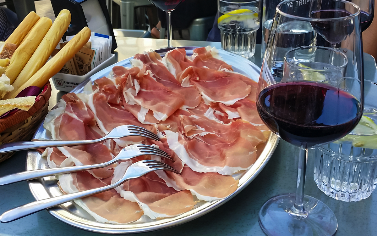 Nahaufnahme eines Tellers mit „Prosciutto di San Daniele“, einem italienischen Rohschinken aus der Nähe von Udine in Friaul-Julisch Venetien, Italien