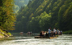 Holzflöße in der Dunajec-Schlucht
