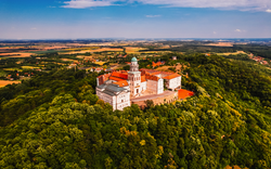 Luftaufnahme der Erzabtei Pannonhalma in Ungarn