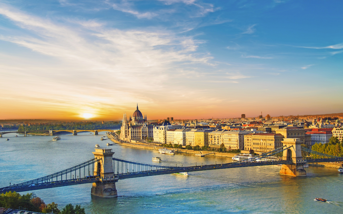 ungarisches Parlament und Kettenbrücke in Budapest