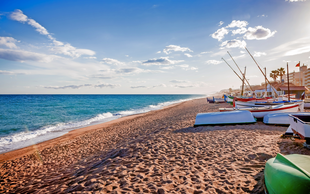 Boote am Sandstrand von Pineda De Mar