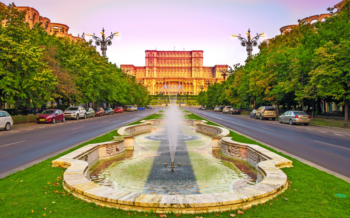 Schöne Aussicht über die Hauptstraße vor dem Parlamentsgebäude in Bukarest, Rumänien
