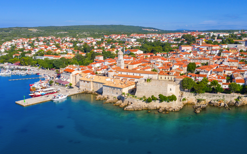 Luftaufnahme von der Insel Krk in Kroatien