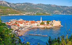 Panorama der venezianischen Mauern von Budva