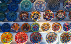 bunte Teller in Gjirokastra