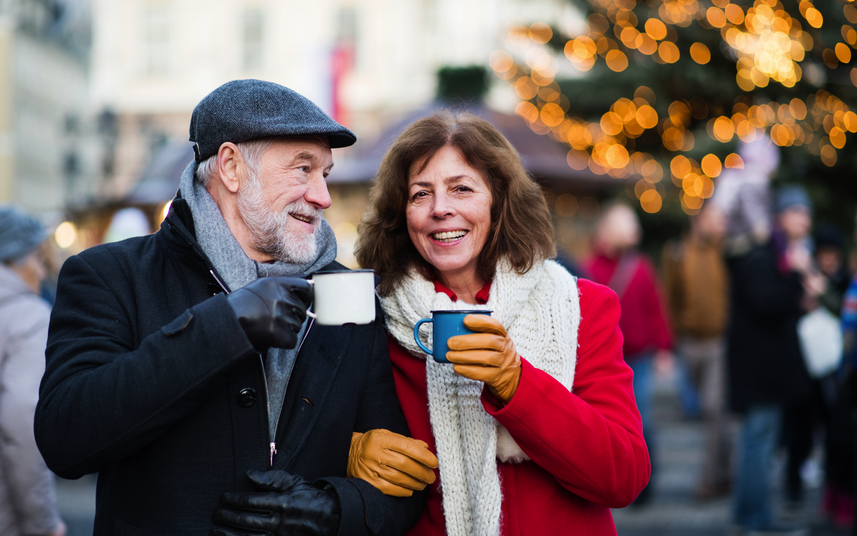 älteres Paar auf einem Weihnachtsmarkt