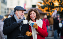 älteres Paar auf einem Weihnachtsmarkt