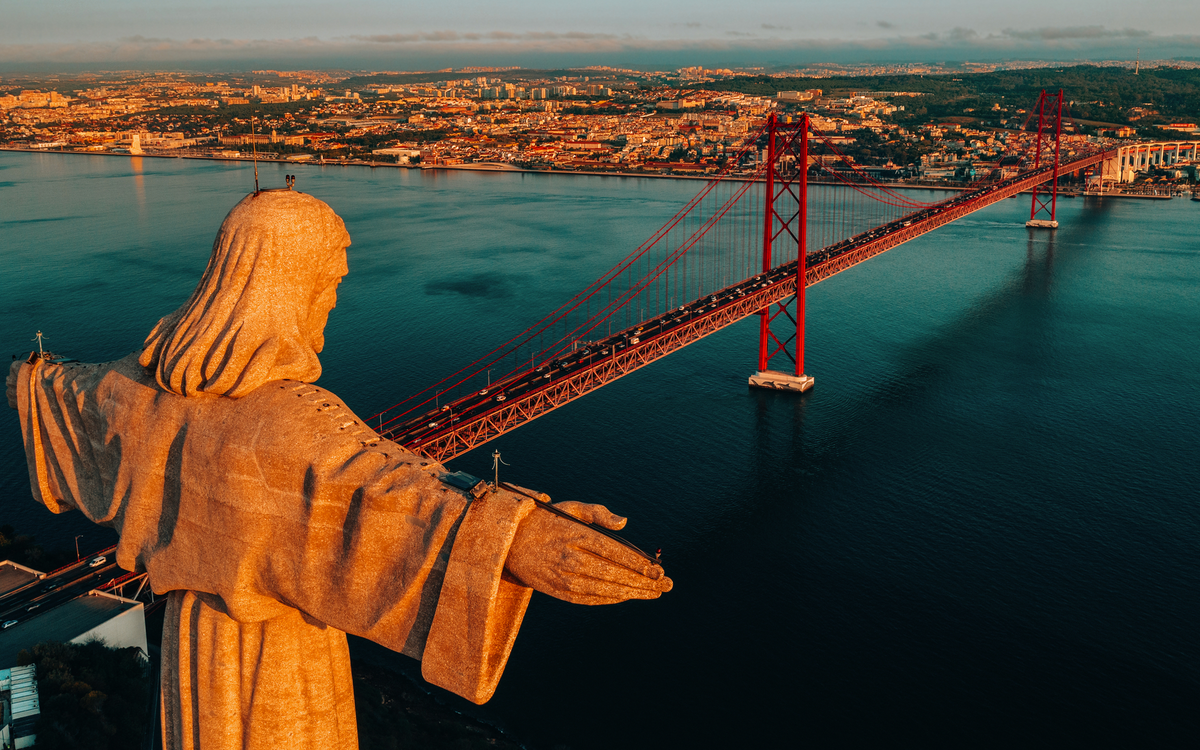 Luftaufnahme des Heiligtums „Christus der König“ (Santuario de Cristo Rei) in Lissabon, Portugal. 