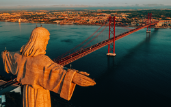 Luftaufnahme des Heiligtums „Christus der König“ (Santuario de Cristo Rei) in Lissabon, Portugal. 